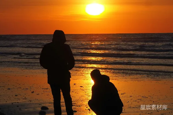 高清摄影 夕阳下的海滩剪影