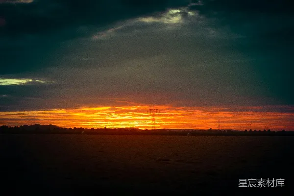 高清摄影 夕阳下的田野与电力塔
