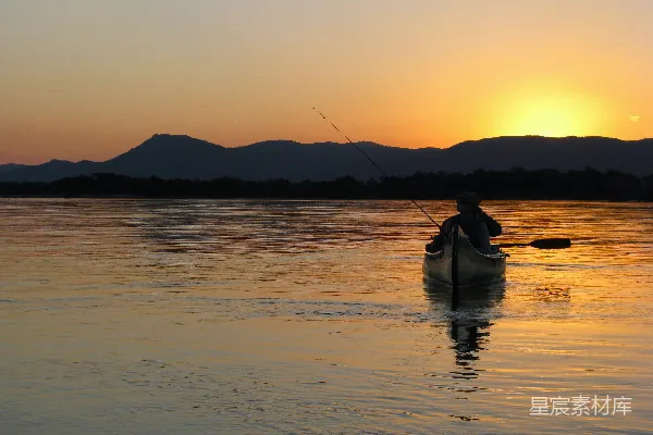 高清摄影 日落时的独木舟垂钓