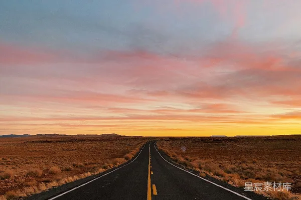 高清摄影 夕阳下的沙漠公路