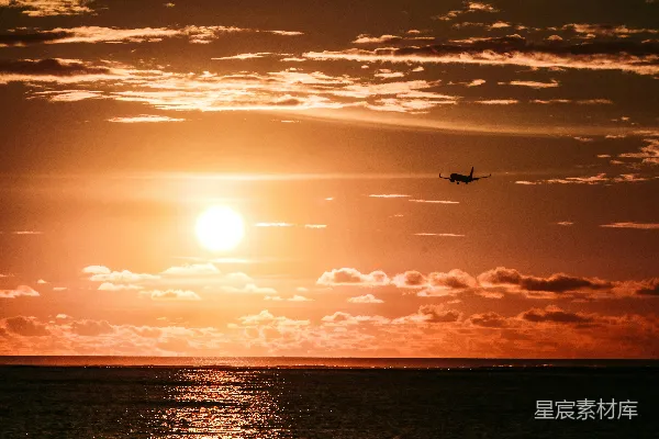 高清摄影 夕阳下的航班