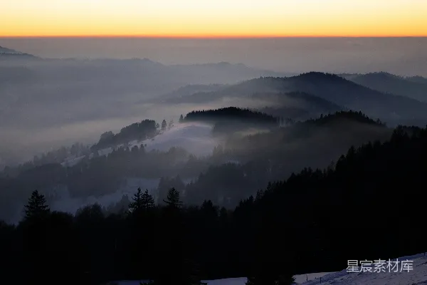 高清摄影 晨雾中的雪地山景