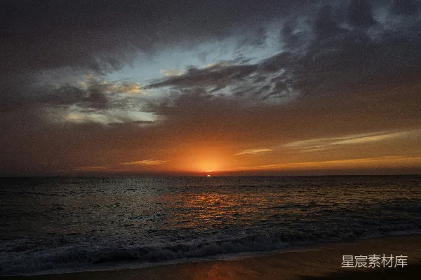 高清摄影 海浪下的夕阳