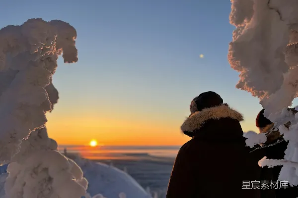 高清摄影 雪景中的人与日落