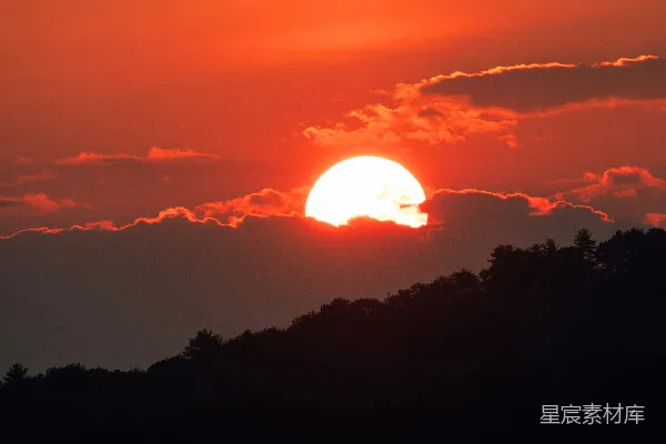 高清摄影 夕阳西下，云层下的日落
