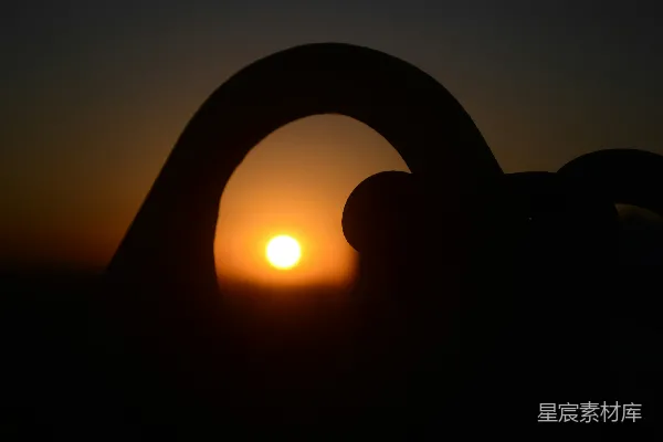 高清摄影 日落剪影：手遮夕阳