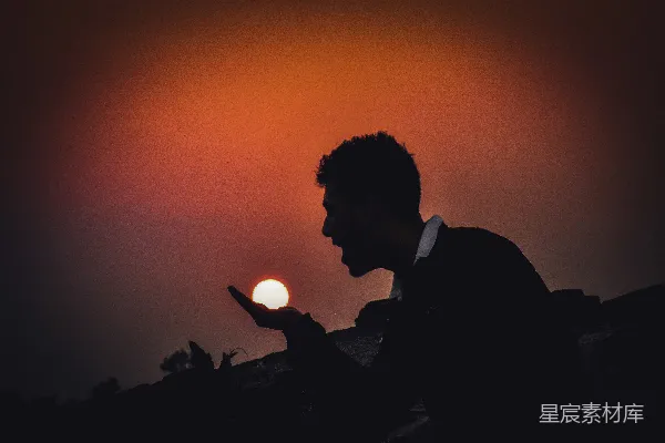 高清摄影 日落时分的剪影：手捧夕阳