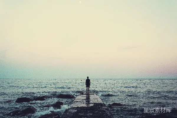 高清摄影 海边独行者
