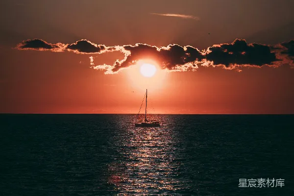 高清摄影 夕阳下的帆船剪影