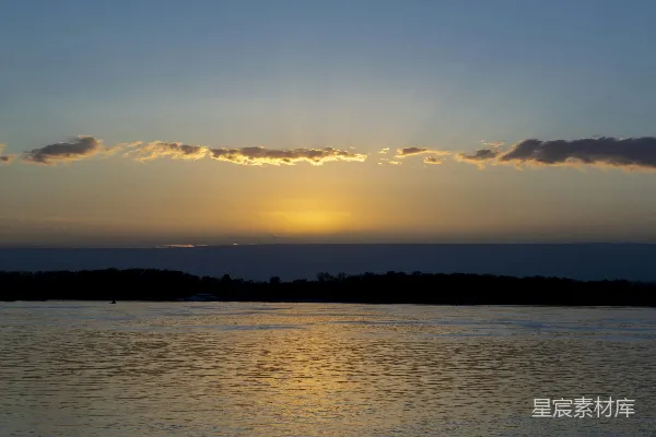 高清摄影 夕阳下的宁静湖面