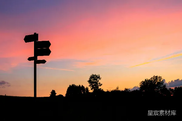 高清摄影 夕阳下的路标剪影