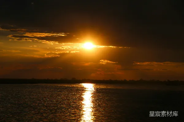 高清摄影 夕阳下的宁静湖景