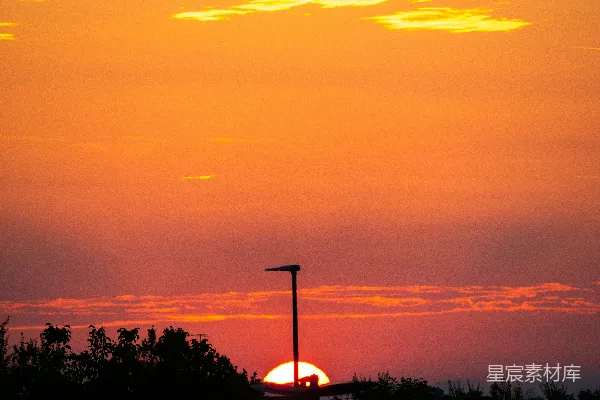 高清摄影 夕阳下的路灯剪影