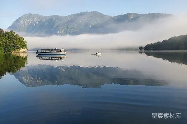 高清摄影 晨雾中的宁静湖景