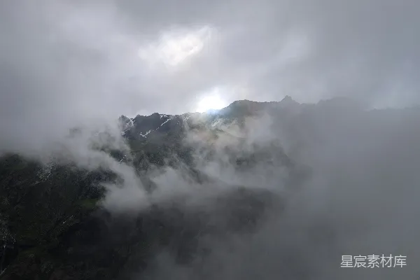 高清摄影 云雾缭绕的山峰