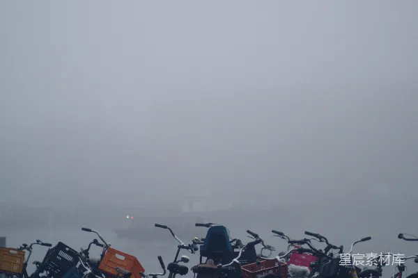 高清摄影 雾中静谧的自行车