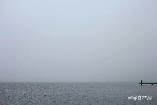 高清摄影 雾中的宁静湖边