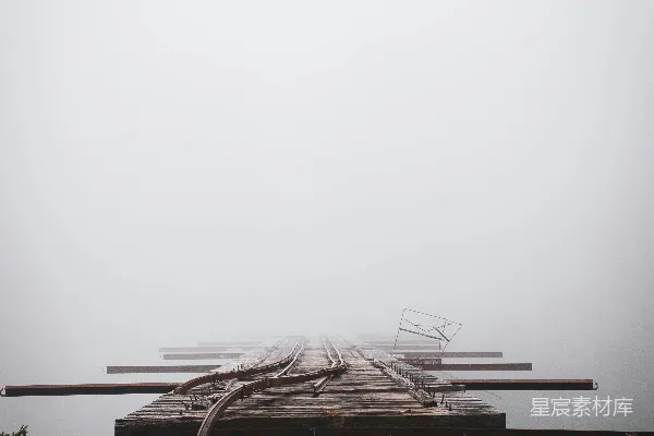 高清摄影 雾中的废弃铁路桥
