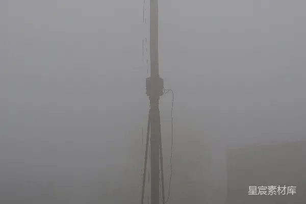高清摄影 雾中施工起重机