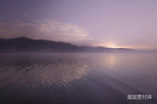 高清摄影 晨雾中的宁静湖面