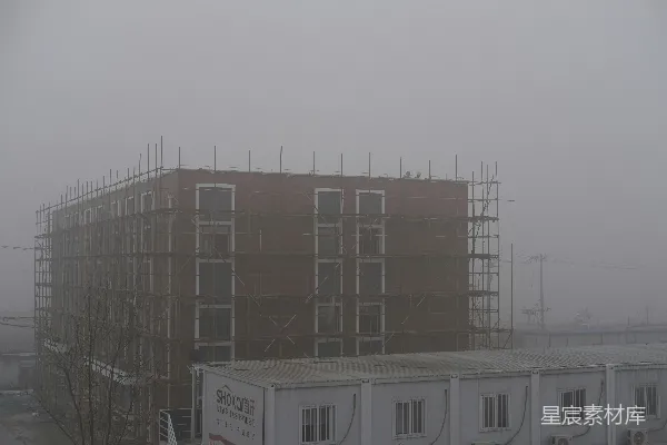 高清摄影 雾中建筑工地
