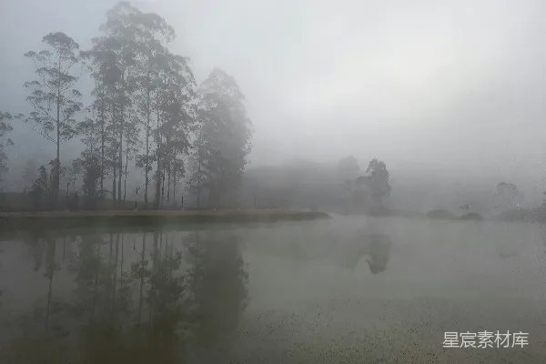 高清摄影 雾中静谧湖景