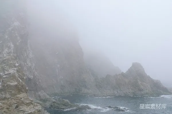 高清摄影 雾中礁石