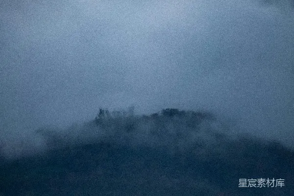 高清摄影 雾中山脊