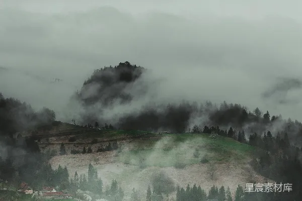 高清摄影 雾中的山间小村