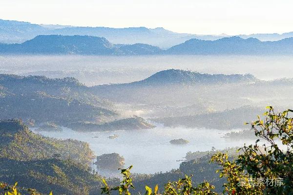 高清摄影 晨雾中的山湖风光