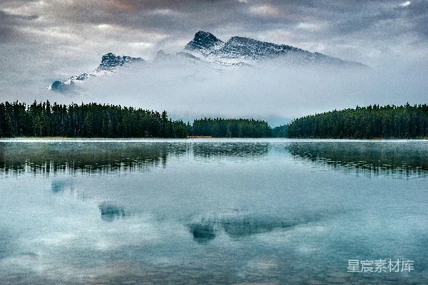 高清摄影 湖畔静谧的山景