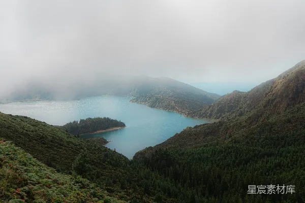 高清摄影 雾中的火山湖