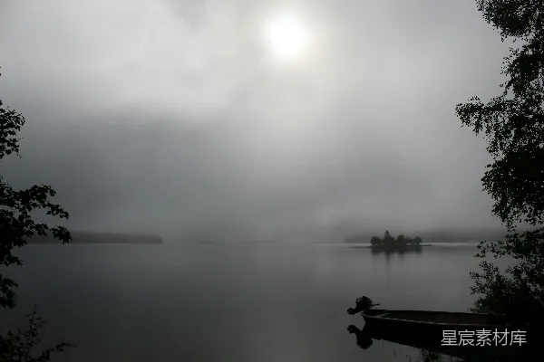 高清摄影 晨雾中的宁静湖景