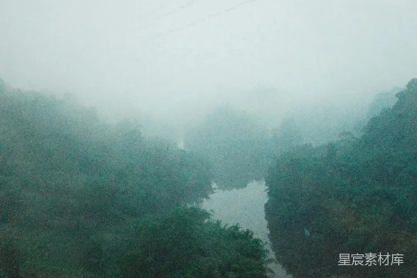 高清摄影 雾中静谧的河流