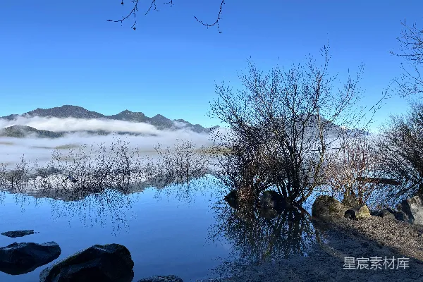 高清摄影 晨雾中的静谧湖景
