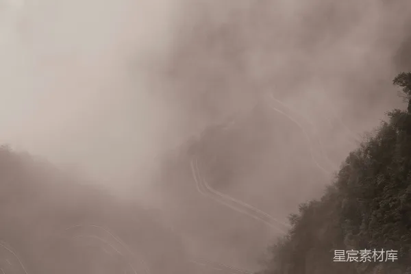 高清摄影 雾中蜿蜒山路