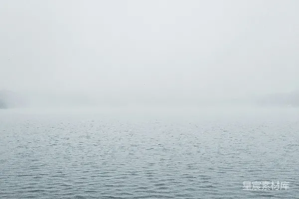 高清摄影 雾中的平静湖面