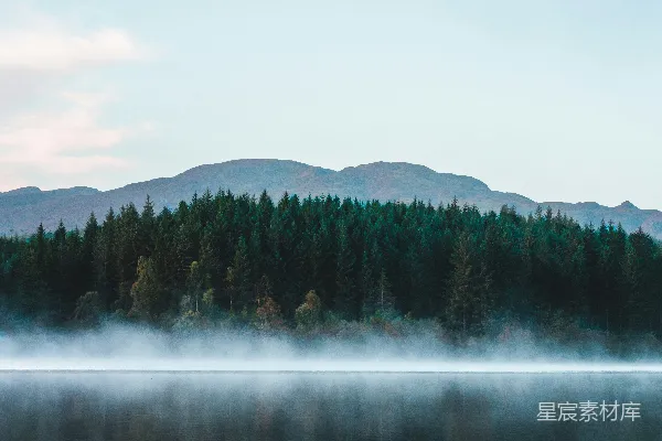 高清摄影 雾中的宁静湖景