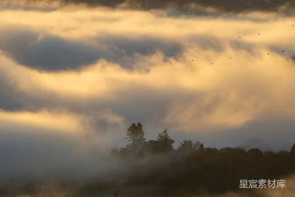 高清摄影 晨雾中的山间景色