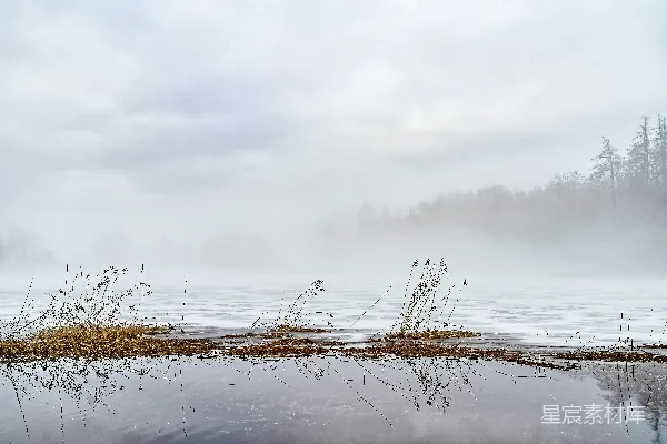 高清摄影 雾中的宁静湖景