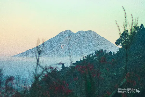 高清摄影 晨曦中的山峰