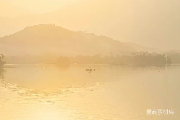 高清摄影 晨曦中的宁静湖景