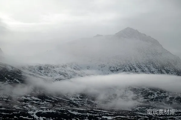 高清摄影 云雾缭绕的雪山