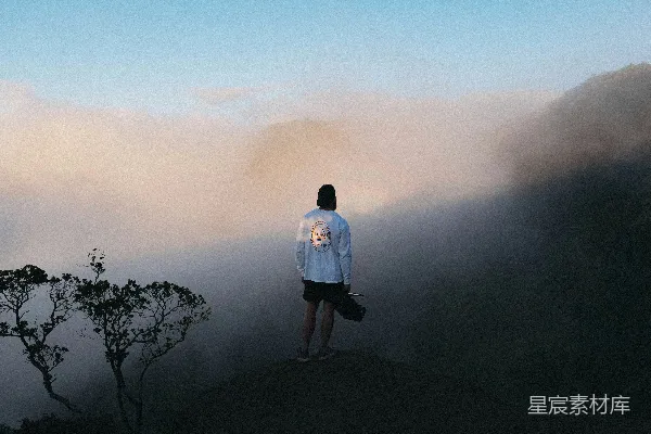 高清摄影 山巅漫步：雾中静观自然