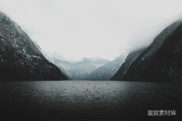 高清摄影 雾中的山湖