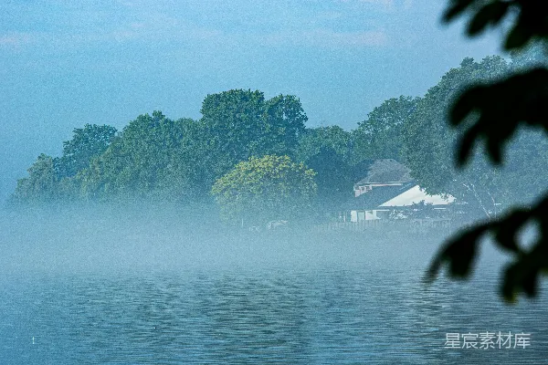 高清摄影 晨雾中的静谧湖景