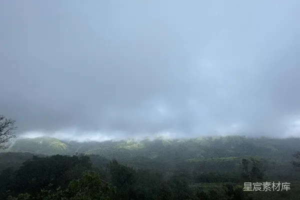 高清摄影 云雾缭绕的山间景色