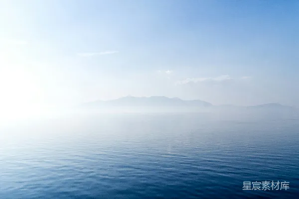 高清摄影 宁静的海面与远处的山脉