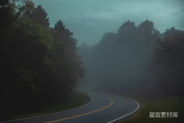 高清摄影 雾中蜿蜒的山路