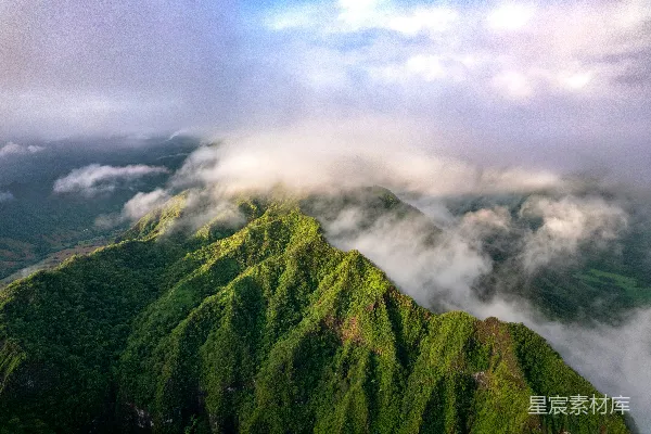 高清摄影 云雾缭绕的山峰